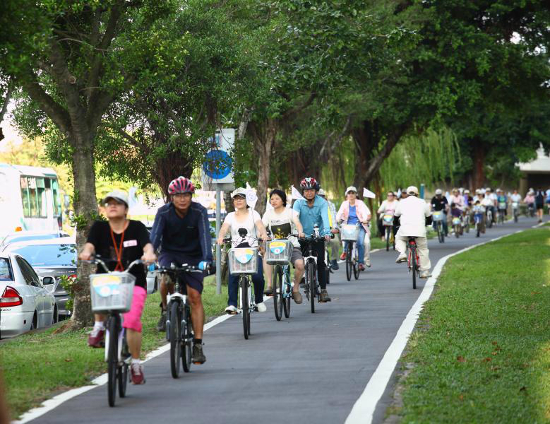 騎車的人沿途欣賞風光