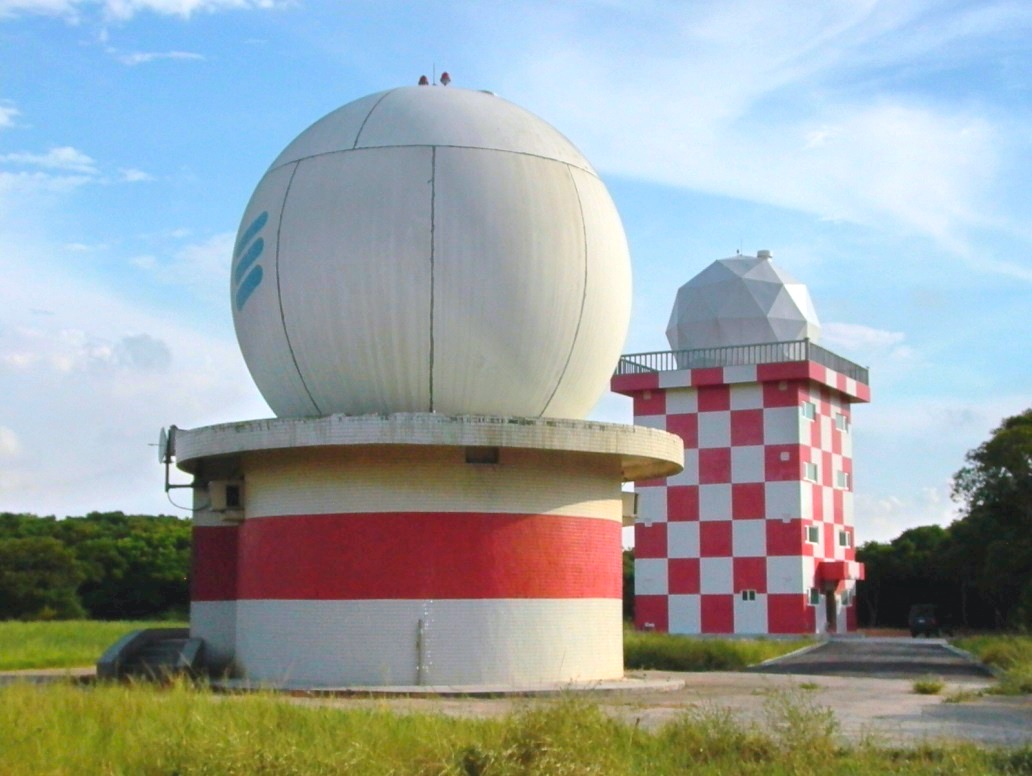 桃園國際機場第一代（前方）與第二代（後方）都卜勒氣象雷達