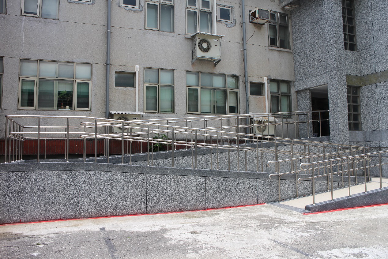 舊行政大樓一樓無障礙坡道